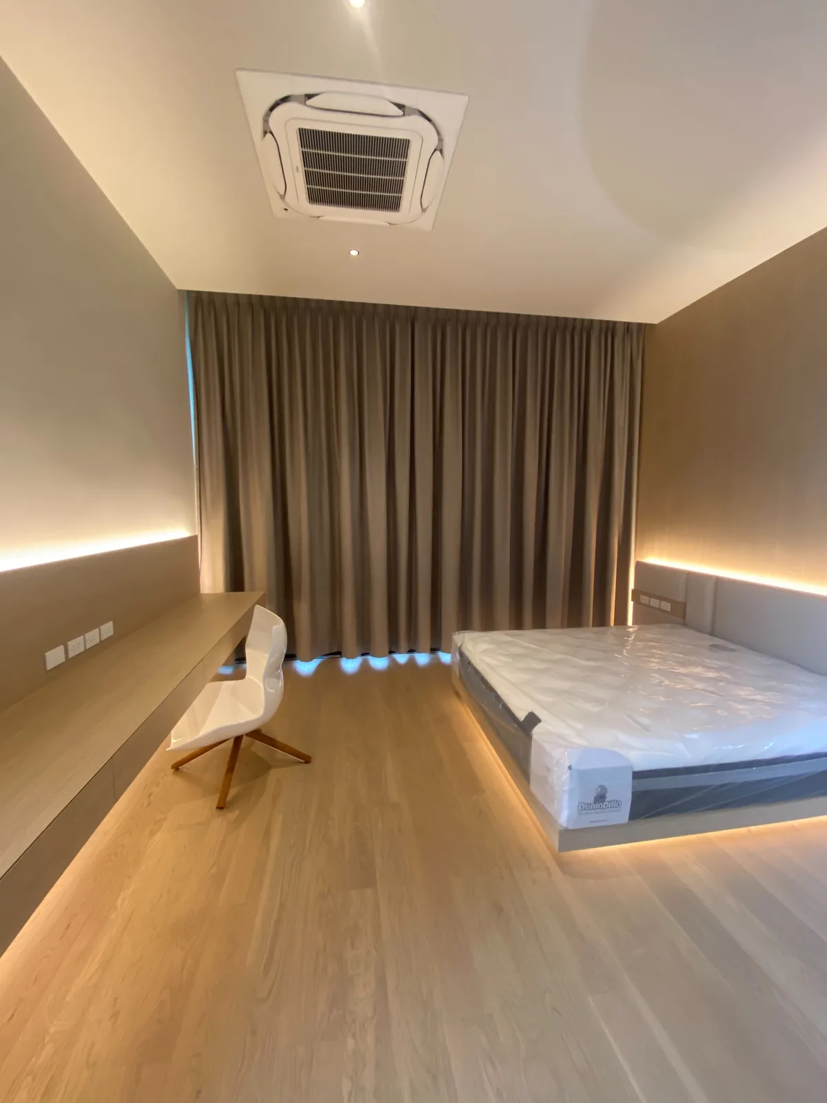 ห้องนอนผนังกระจก · รางผ้าม่านไฟฟ้า ผ้าม่านจากฝ้าจรดพื้น