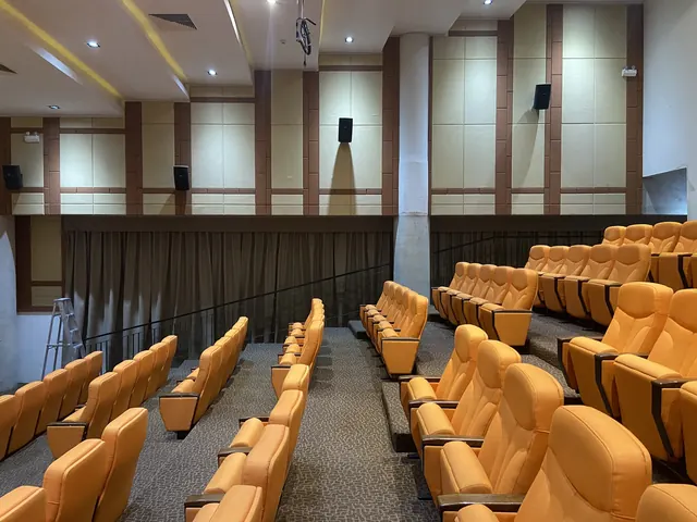 ห้องประชุมแบบขั้นบันได ผ้าม่านอยู่ตลอดแนวผนังหลังราวกันตก